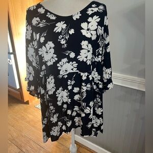 Beautiful Women’s Floral Top NWT